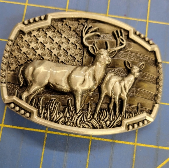 Felt's Fun Finds Other - Deer & Doe w Flag in Background Western Buckle Unisex Brand New